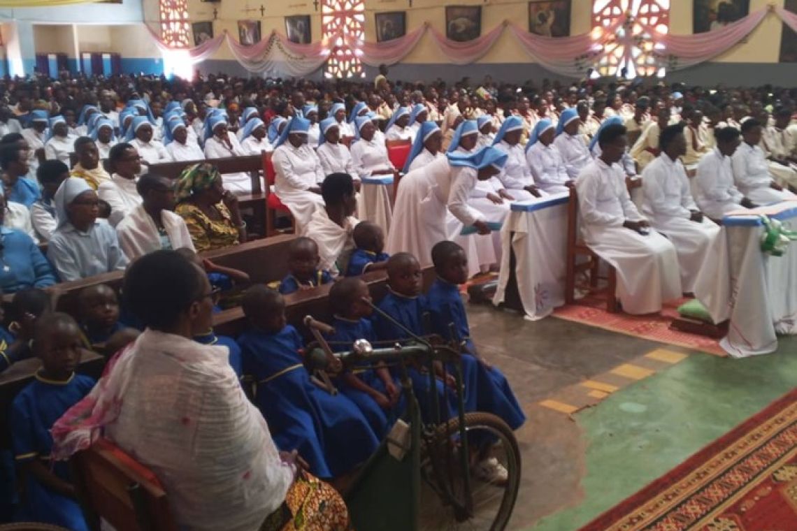 PROFESSION RELIGIEUSE DES SŒURS DE LA SAINTE FAMILLE DE NAZARETH